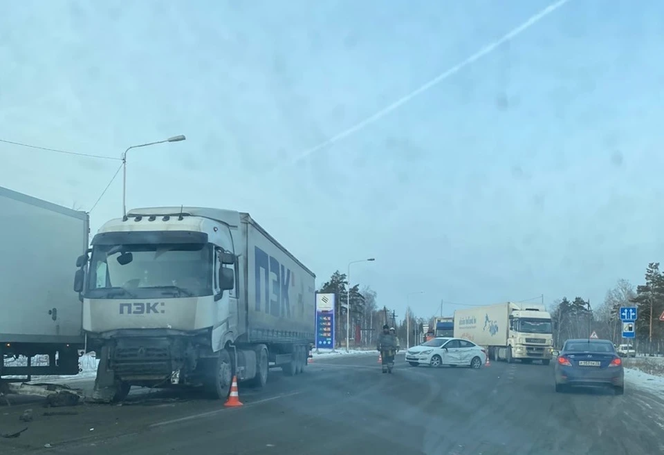 Под Тюменью столкнулись два грузовика и две легковушки.