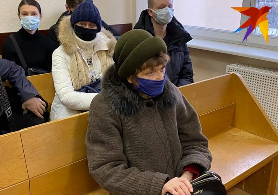 Пожилую минчанку судят за БЧБ-флаг, который она сняла со своего балкона, но осталось фото.