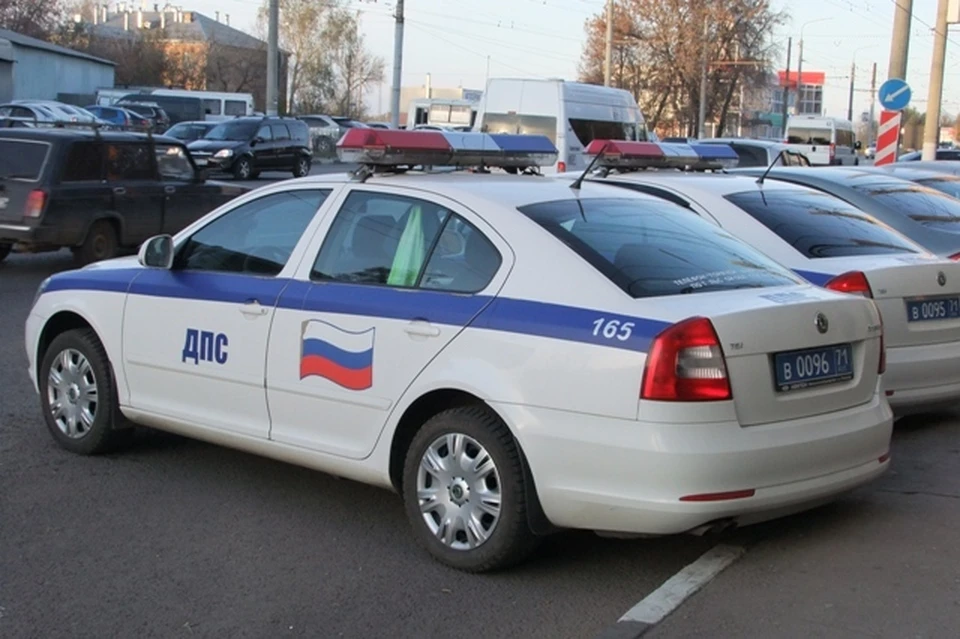 Под Тулой грузовик снес металлический отбойник