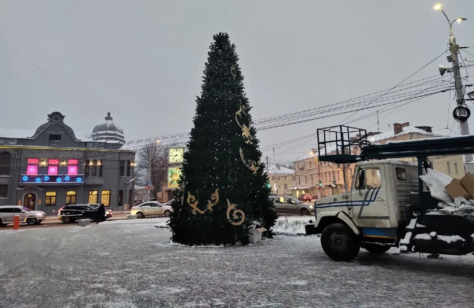 Искусственную елку поставят рядом со зданием городской управы