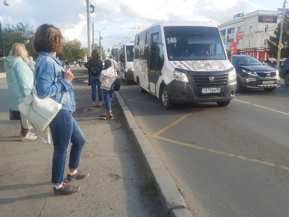 Подросток не успел зайти в салон маршрутки, когда та начала движение.