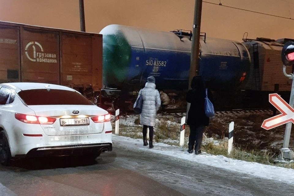 Застрявшим на переезде грузовым составом заинтересовалась транспортная прокуратура. Фото: vk.com/spb_today