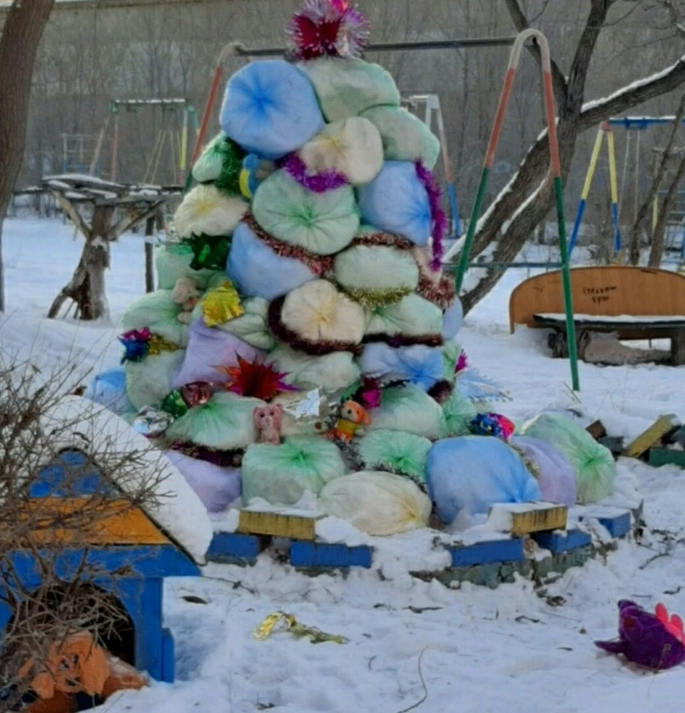 «Арт-объект» разместили на детской площадке. Фото: «Голос Омска»