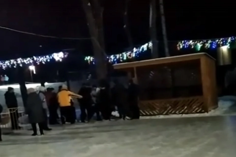 Мужчина избил подростка на катке Выксы.