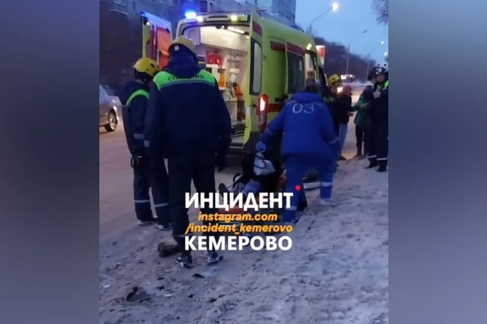 Автомобиль въехал в толпу людей на остановке в Кемерове. Фото: Инцидент Кемерово/ vk.com