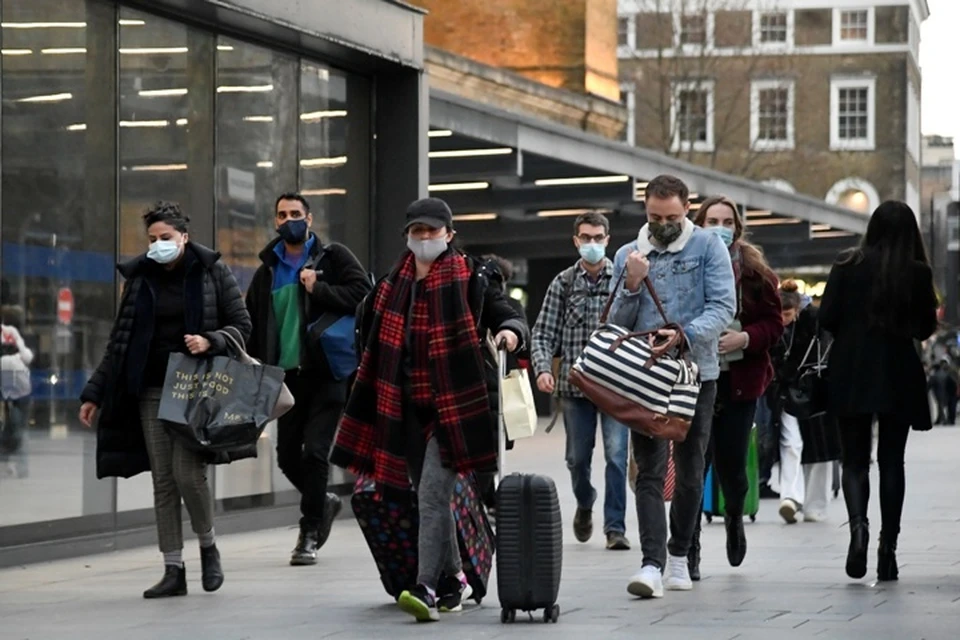 Британцы массово покидают Лондон после объявления о новых ограничениях