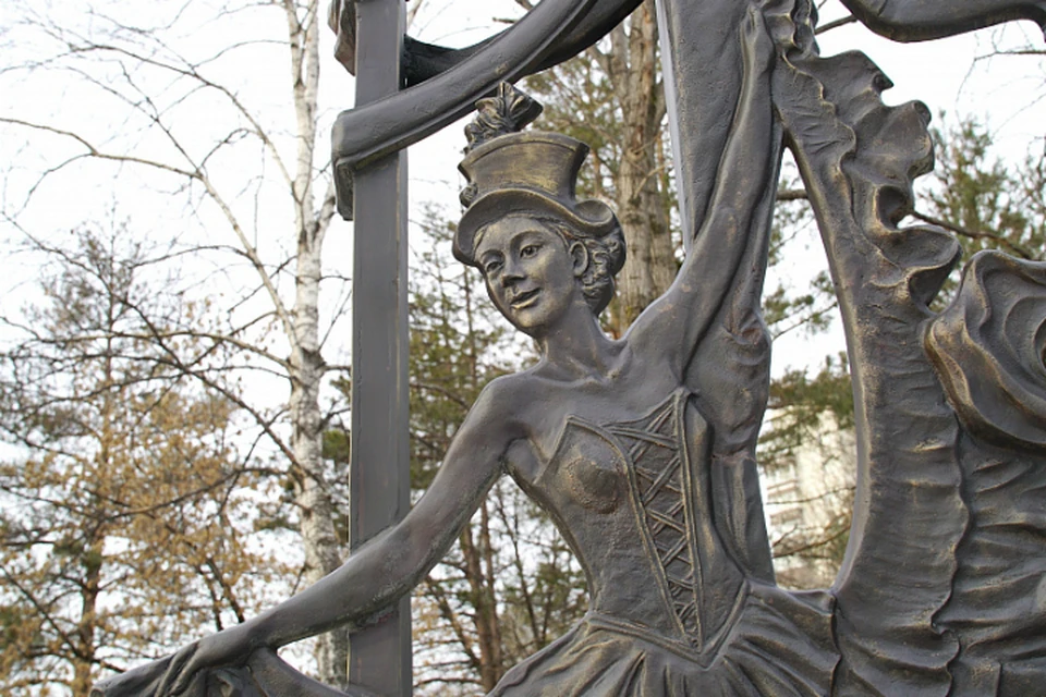Символы театров собрали в одном сквере Хабаровска