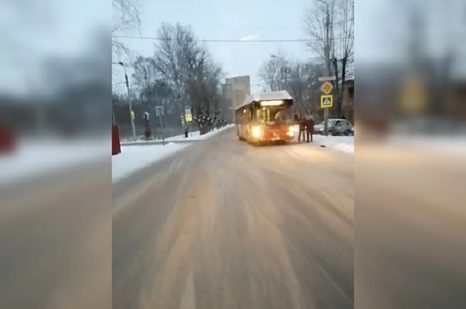 Автобус столкнулся с легковушкой на улице Энгельса. Фото: https://vk.com/onkomama