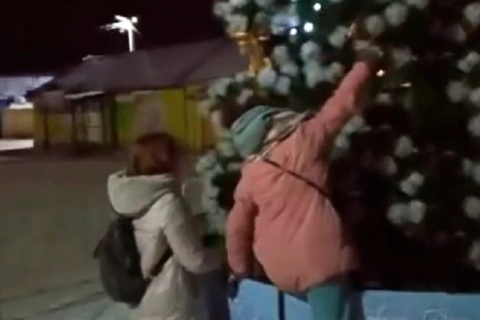 Свой «подвиг» школьницы сняли на видео и выложили в сеть. ФОТО: скриншот с видео страница Антона Капралова во ВКонтакте