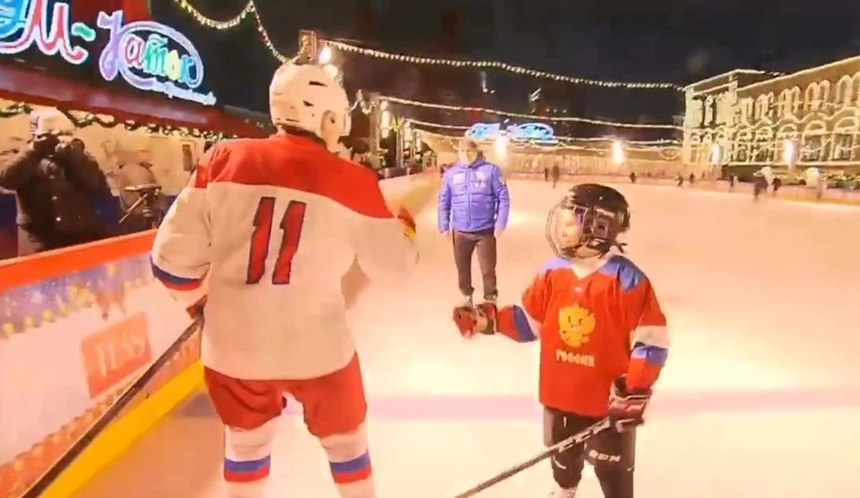 Путин исполнил мечту маленького челябинца выйдя с ним на лед Фото: скриншот