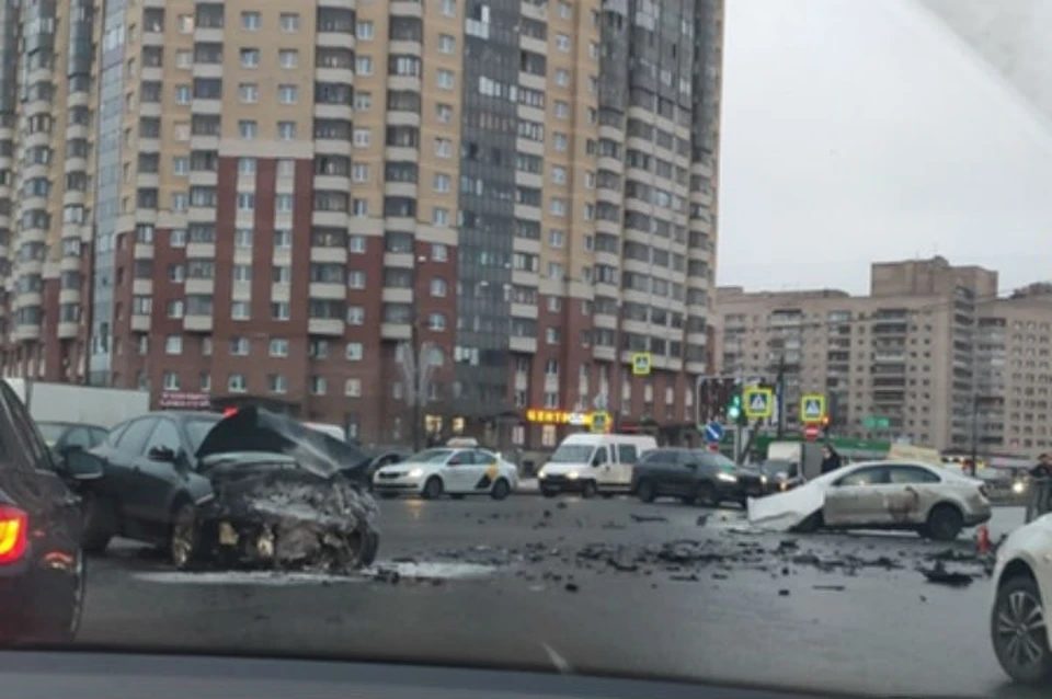 Такси и "Форд" попали в лобовое ДТП в Петербурге