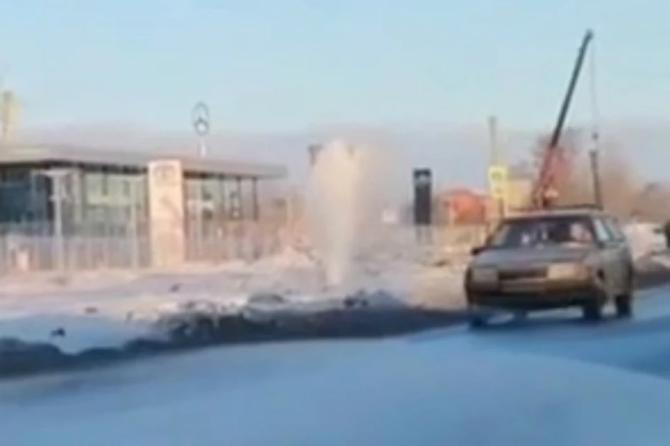 Коммунальный фонтан забил рядом с мостом на Малиновского. Фото: соцсети