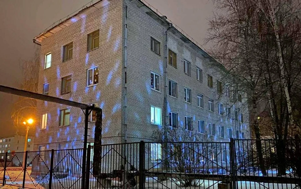 Смоленский депутат помог украсить школу №38 к Новому году. Фото: пресс-служба Смоленского городского Совета.