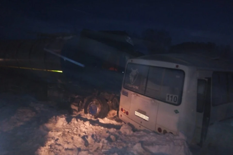 Пассажирский автобус столкнулся на трассе с грузовым автомобилем. Фото: ГУ МВД по НСО.