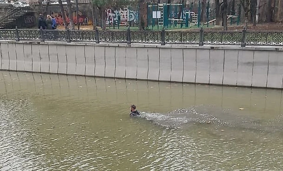 В центре Симферополя мужчина купался в Салгире. Фото: Черный список Симферополь / ВКонтакте