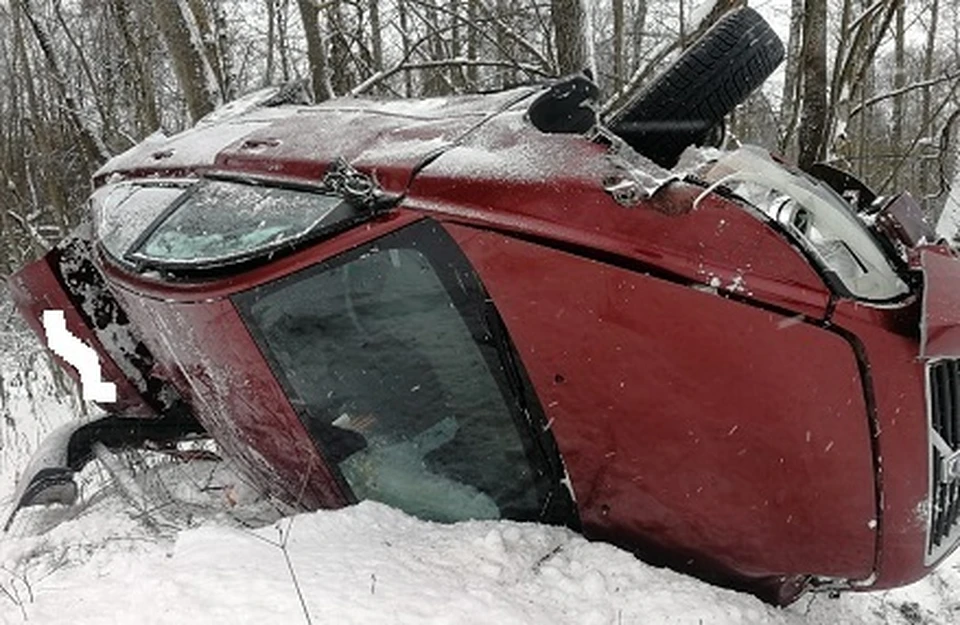 В Гагаринском районе водитель пострадал после опрокидывания Volvo. Фото: пресс-служба ГИБДД России по Смоленской области.