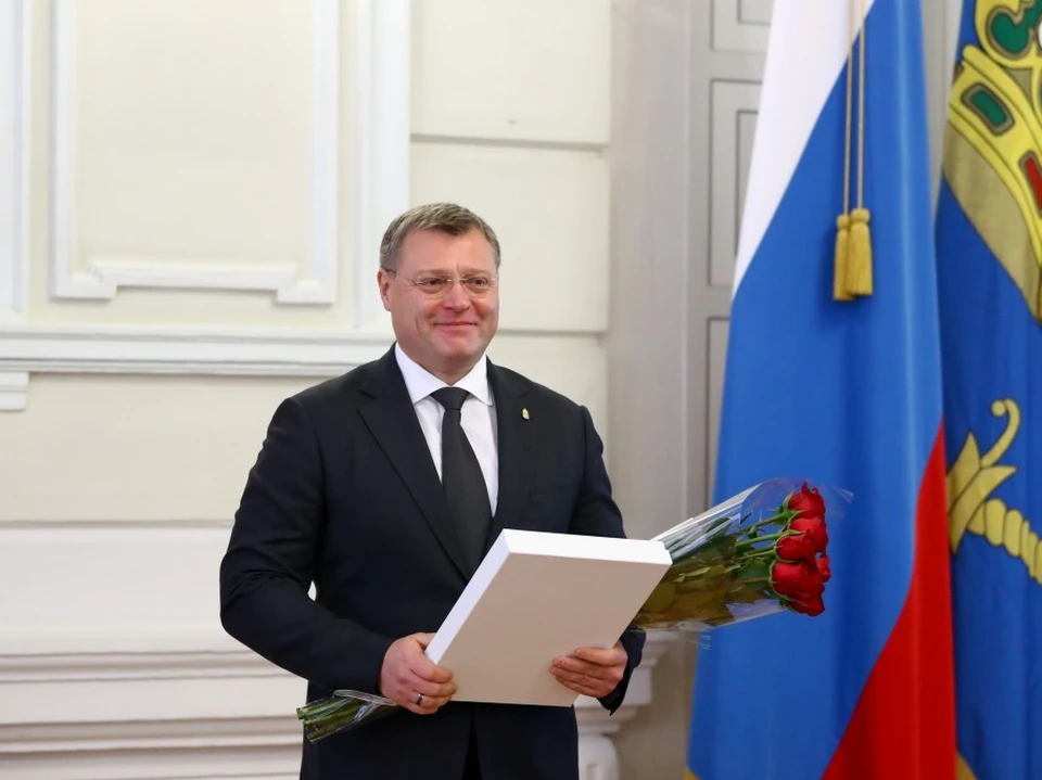 Губернатор Игорь Бабушкин наградил астраханских медиков