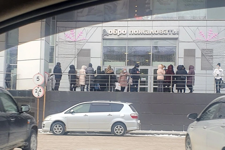 Людей вывели на улицу. Фото: Новосибирская служба эвакуации "АСТ-54".