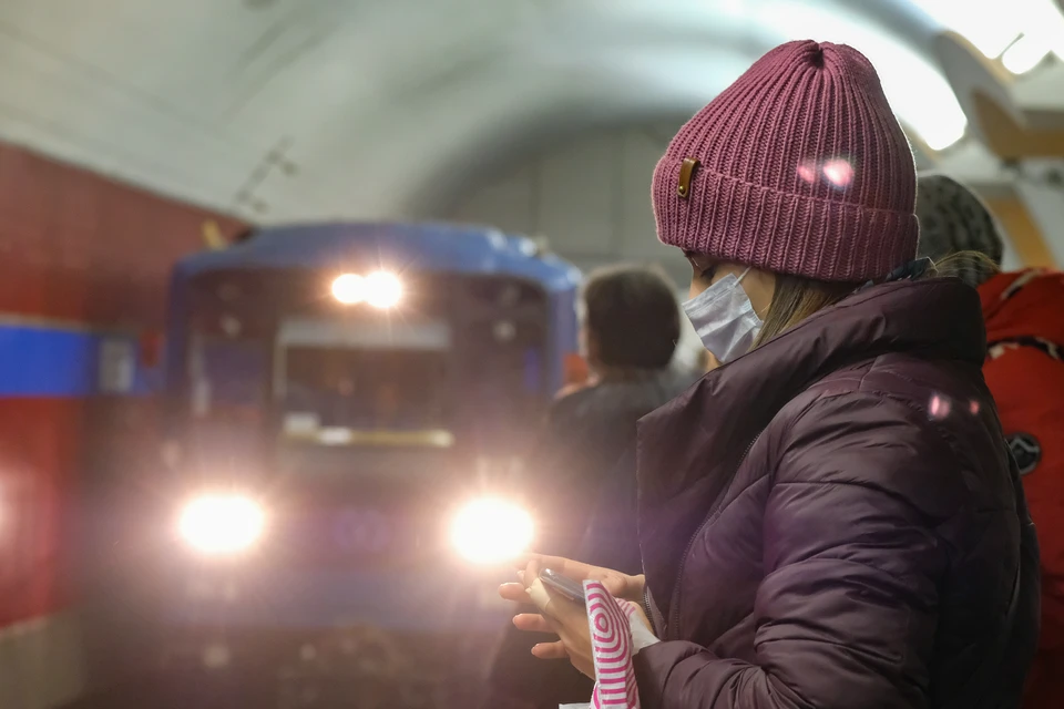 Ночные поезда метро и автобусы на время зимних каникул в Санкт-Петербурге отменили.