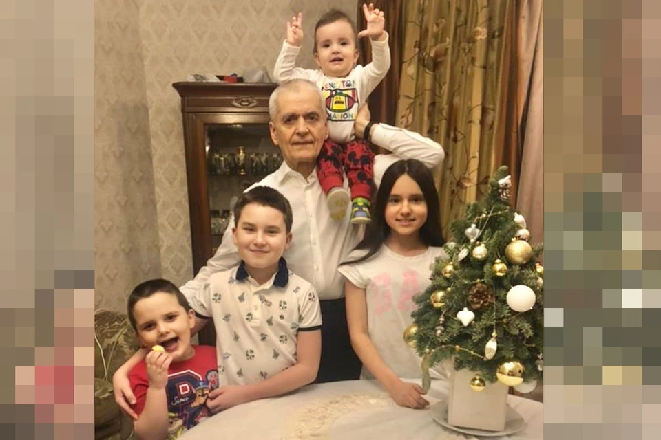 Геннадий Онищенко с внуками.
