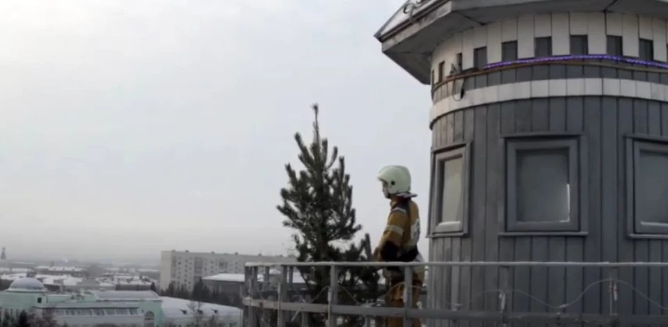 Рядом с известным пожарным Василием установили новогоднюю елочку. Фото: пресс-служба ГУ МЧС России по Омской области.