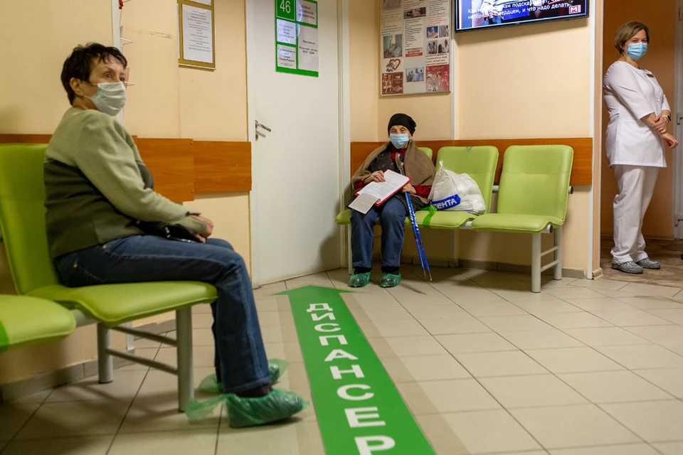В поликлинике №102 Приморского района от коронавируса начали прививать пациентов старше 60 лет.