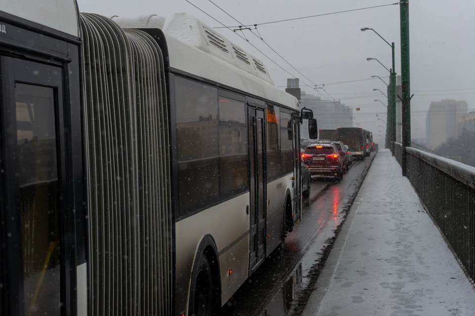 Петербург встал в пробки днем накануне Нового года
