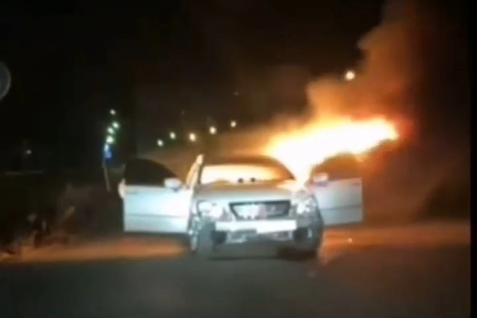 В Фокино в новогоднюю ночь сожгли машину. Скриншот видео: Инстаграм-паблик instagram.com/svodka25
