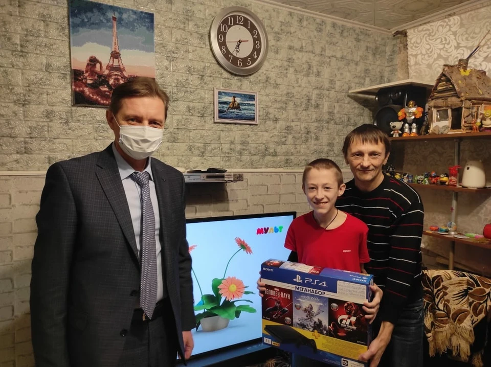 Мальчик получил в канун праздника телевизор и игровую приставку.