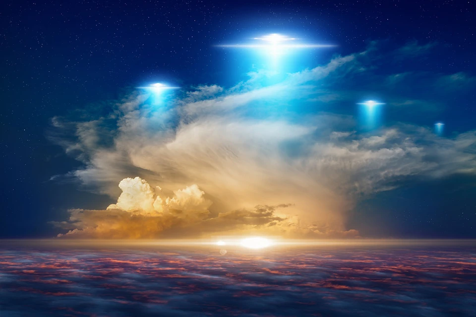 Жители гавайского острова Оаху заметили странный объект в небе над океаном.