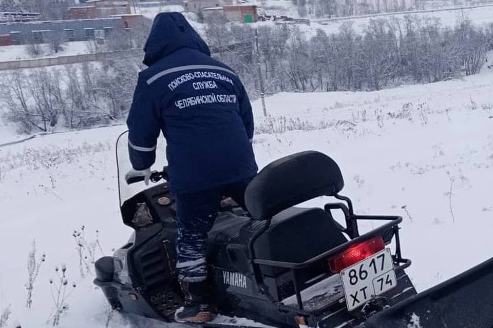 До машины скорой помощи пострадавшего транспортировали на носилках, а затем на снегоходе. Фото: Поисково-спасательная служба Челябинской области/vk.com