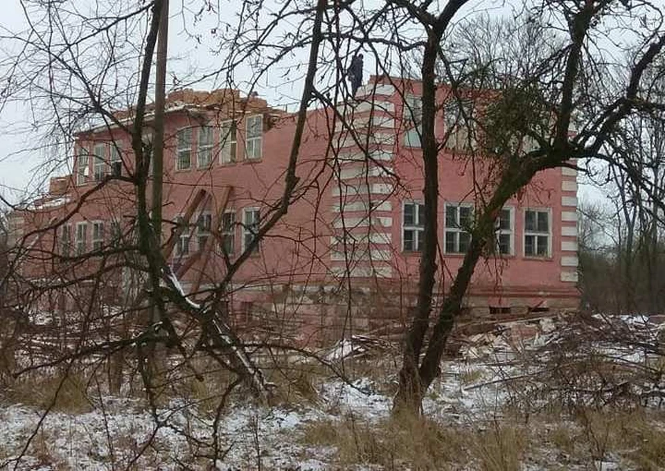 Разборка на кирпич здания школы
