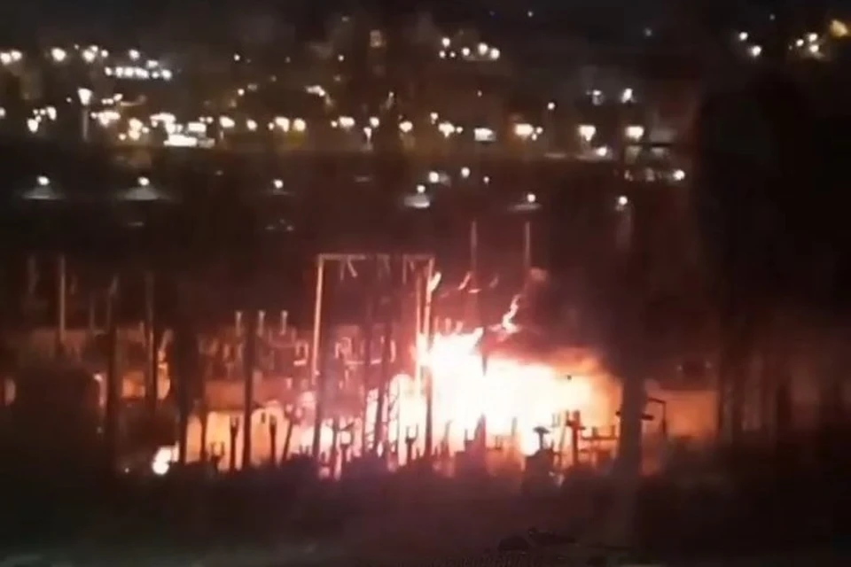 В социальных сетях рано утром 8 января появились фото и видео с пожаром на улице Нефтеветка во Владивостоке. Скриншот видео: instagram.com/dps_vl