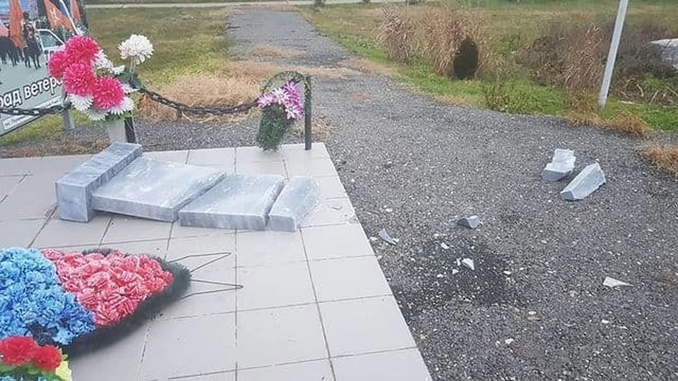 Вандалы разрушили памятник ветеранам войны Фото: instagram.com/ermolaev_mv/