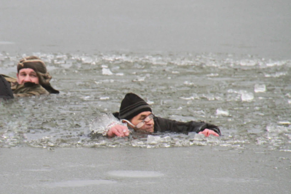 В Донецке на Александровском водоеме два рыбака провалились под лед. Фото: МЧС ДНР