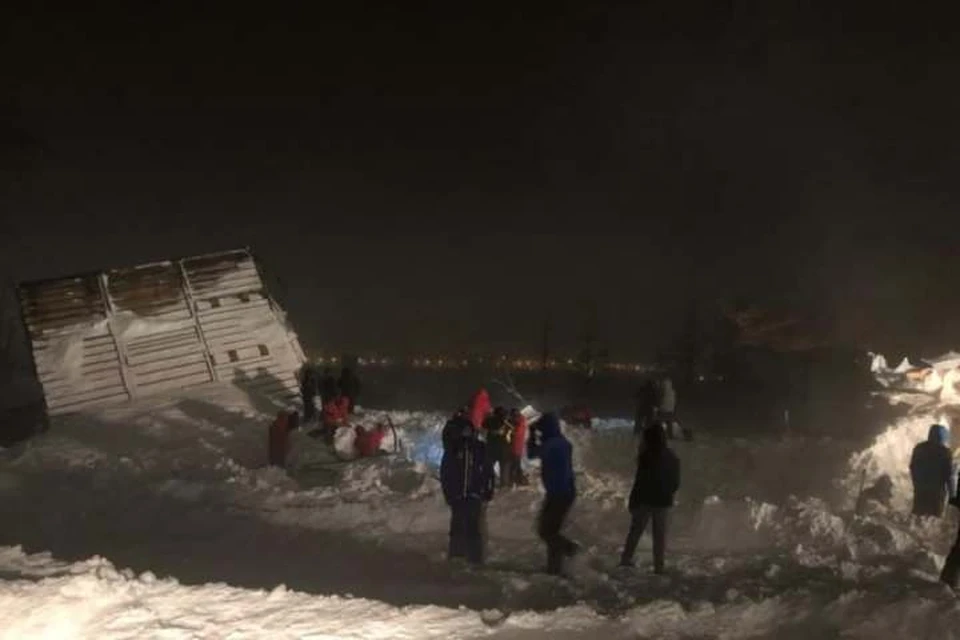 Спасатели работают на месте схода лавины. Фото: МЧС