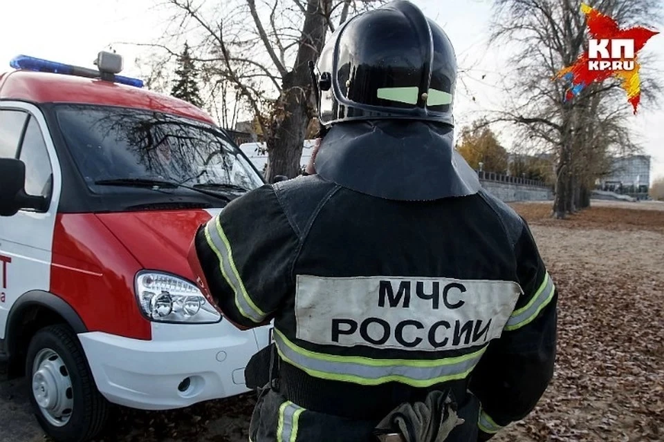 В доме частично разрушены стены и крыша.