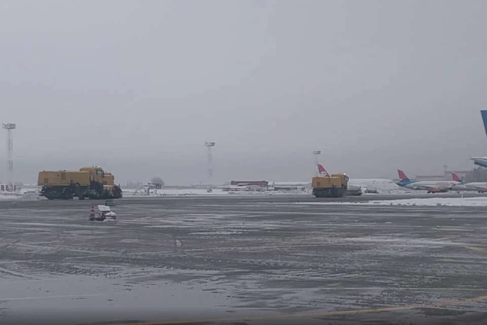 Снегопад в аэропорту Краснодара