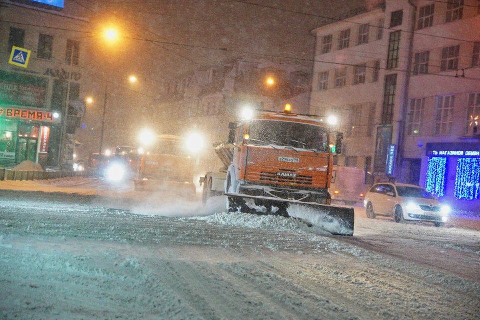 Припаркованные на городских улицах машины могут помешать уборочной технике очистить город от снега.