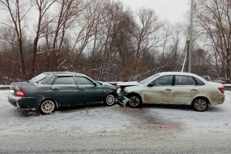 Водитель автомобиля Lada Priora врезался во встречную Lada Granta. Фото: vk.com/gibdd43