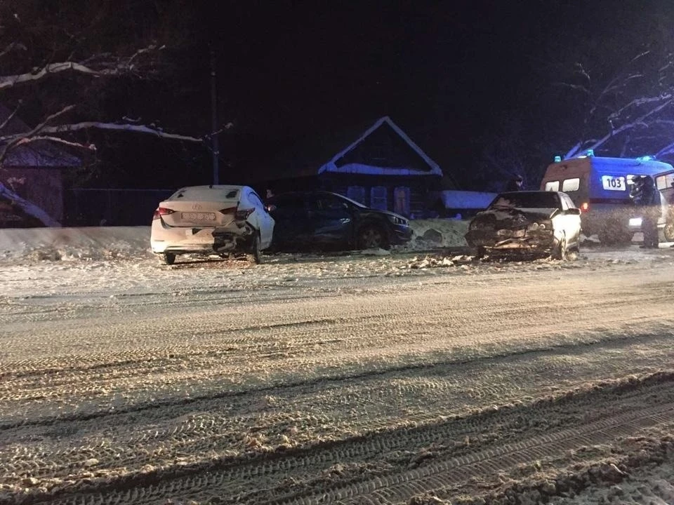 Три автомобиля столкнулись в Удмуртии из-за снегопада