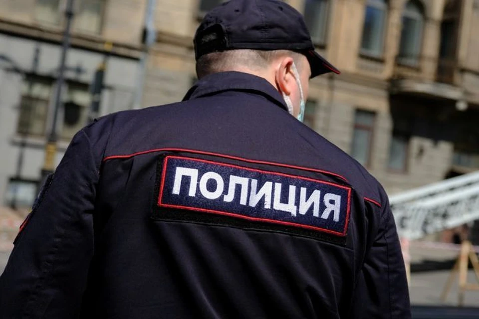 Полицейские ищут мужчину, ограбившего магазин духов.