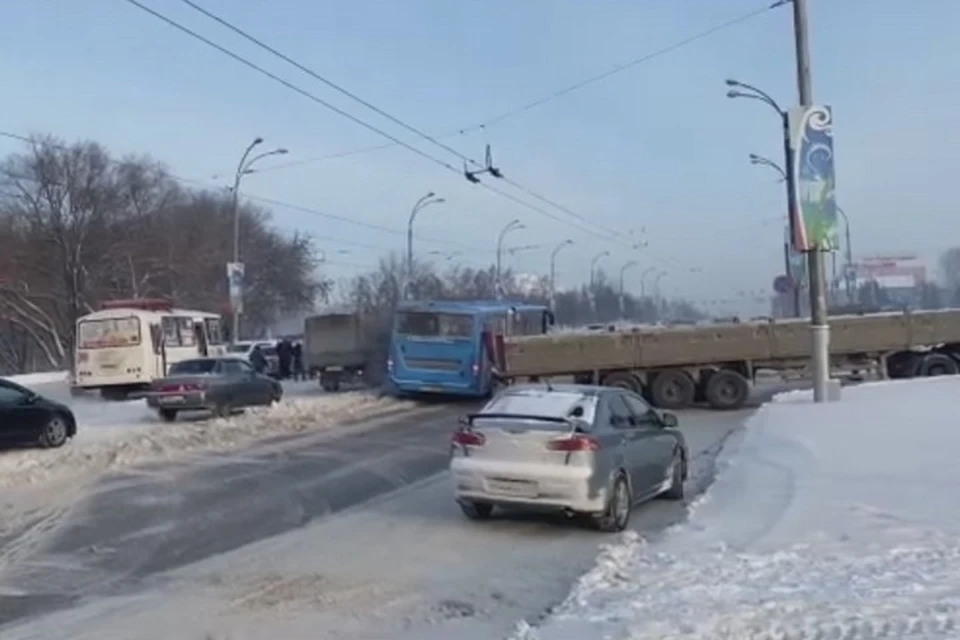 КамАЗ и автобус столкнулись на дороге в Кемерове. ФОТО: кадр видео vk.com, "Инцидент Кемерово"