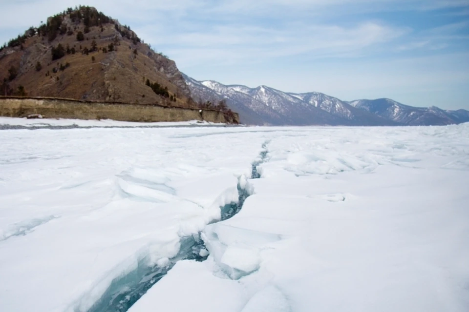 Внедорожник с туристами из Орла провалился под лед на Байкале
