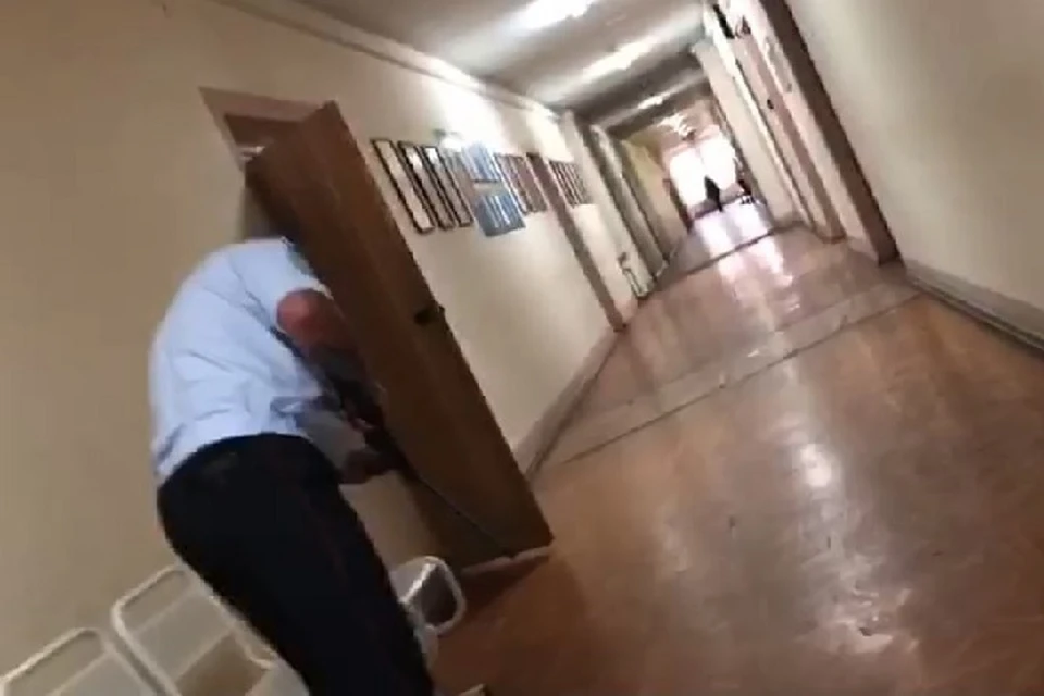 Тогда утверждалось, что полковник наказывал своих починенных с помощью пневматической винтовки прямо в здании отдела полиции.