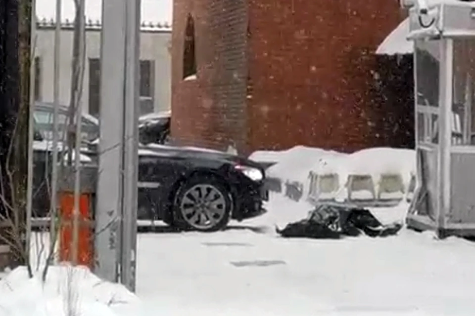 Машина BMW начала произвольное движение на улице Житная и задавила своего водителя