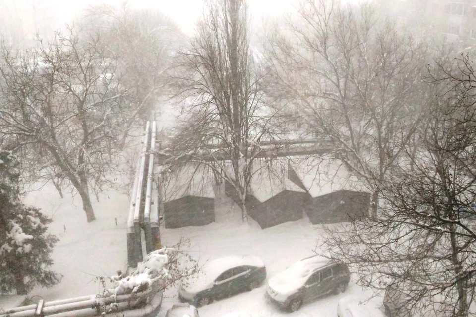 Улицы сильно замело, а на дорогах ухудшилась видимость.