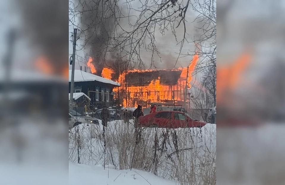 Пожар в Добрянке за час уничтожил два дома. Группа "Камские зори" ВКонтакте.