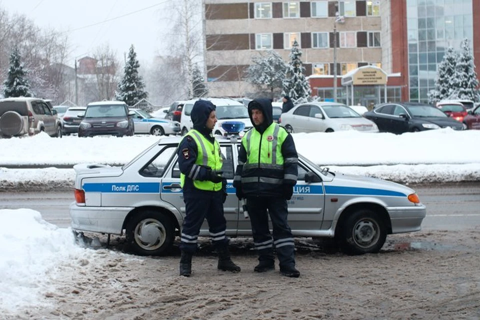 Полицейские задержали дебошира до выяснения обстоятельств.