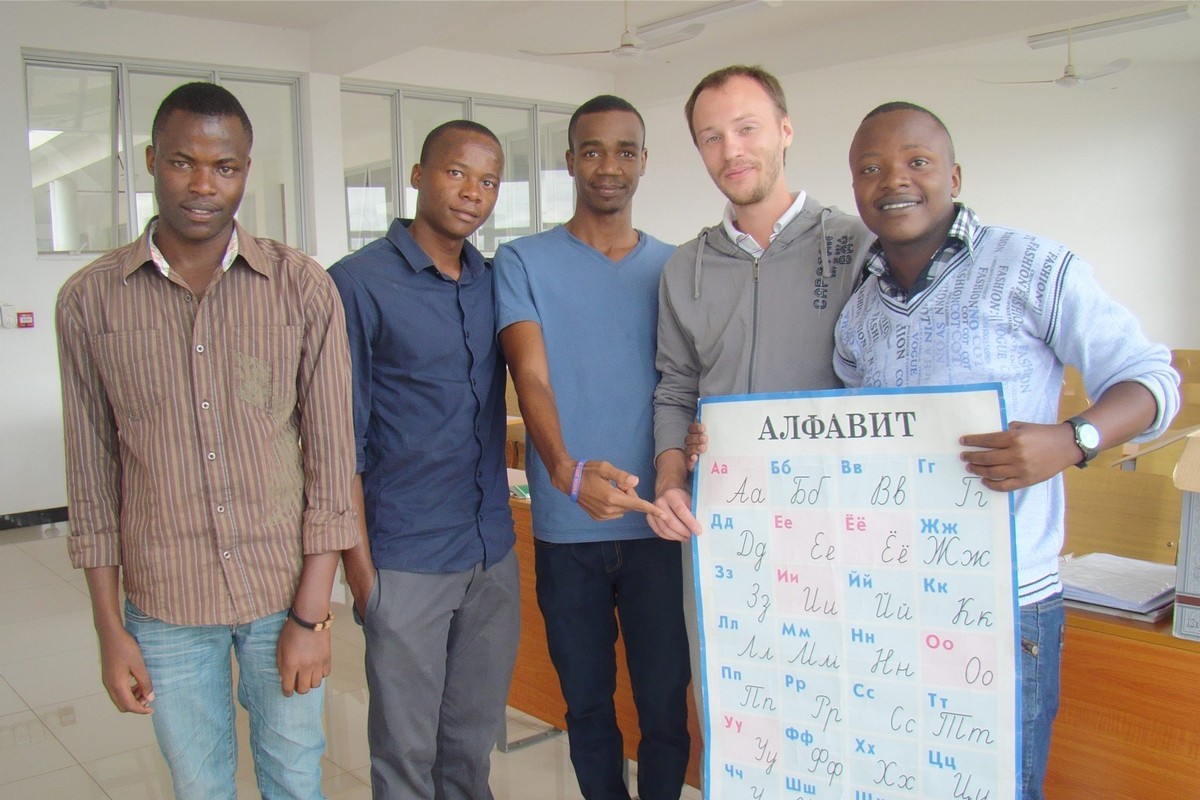 Танзанийские студенты вместе со своим сибиряком-преподавателем. Фото: предоставлено Станиславом Белецким